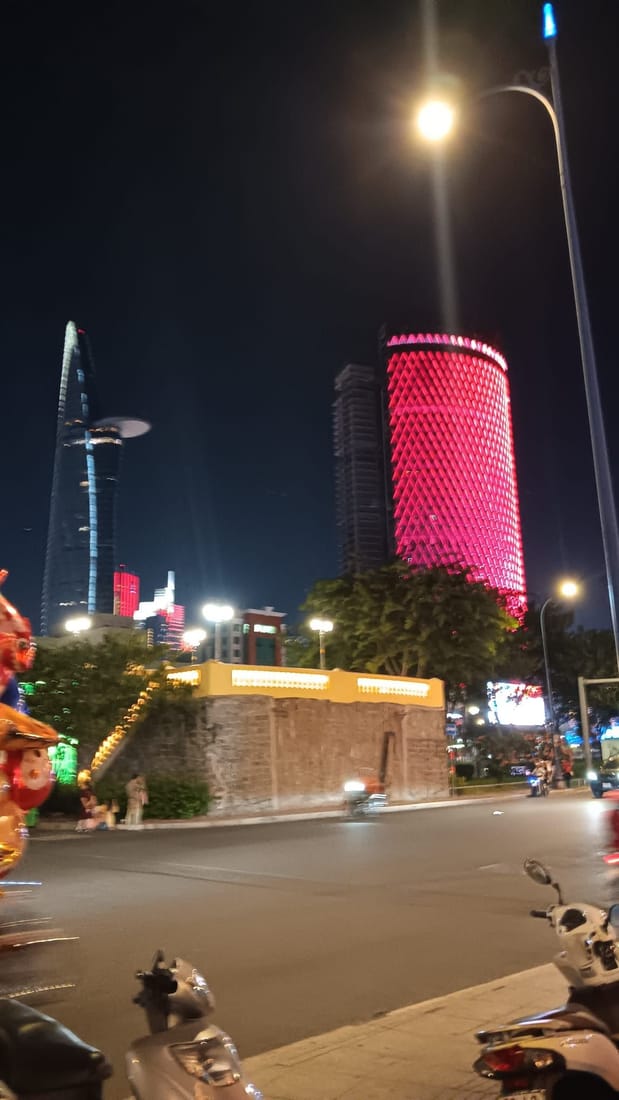Pink beleuchteter Turm bei Nacht